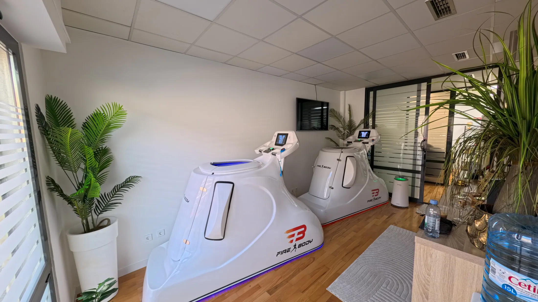 Svijetao BodyLanguage studio u Solinu s uređajima i biljkama